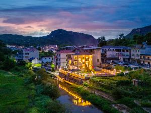 Mengxian Riverside · 270° view of the mountain view of Tangquan Resort and Accommodation