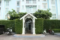 Grand Florida Beachfront Condo Resort Pattaya E208