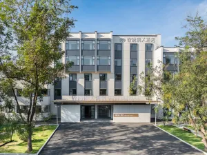 Yue Wutong X Hotel (Xuchang Fat Donglai Times Square Cao Wei Ancient City)