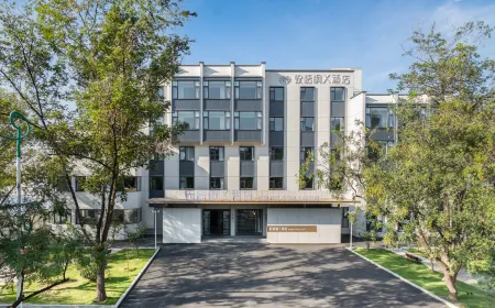 Yue Wutong X Hotel (Xuchang Fat Donglai Times Square Cao Wei Ancient City) Отели рядом с достопримечательностью «Qingyihe Thousand Acres Garden»