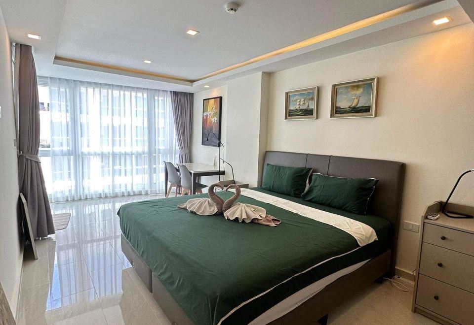 Grand Avenue Condo의 주변 거리 모습