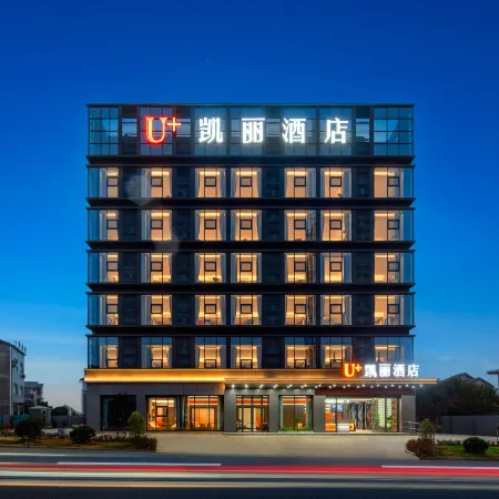 Kelly Smart Cinema Hotel