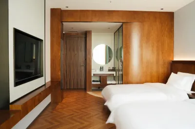 WHITE HOTEL
