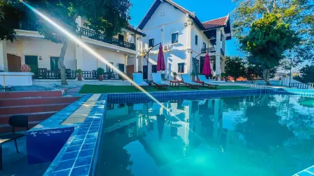 YiHao Resort Hotel Отели рядом с достопримечательностью «Wat That Luang»