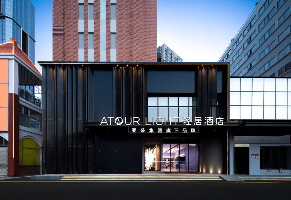 [호텔 객실 내부 침대와 테이블]