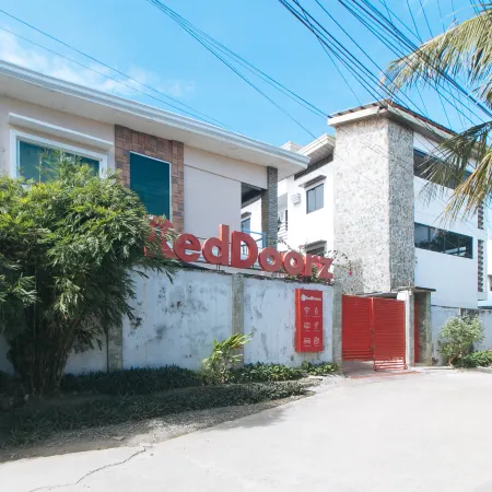 RedDoorz Hostel @ St Paul Village Lapulapu