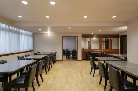 Kindness Hotel (Kaohsiung Wu Jia) Отели рядом с достопримечательностью «Gu Shan Ting»