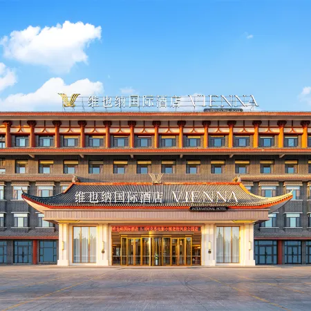 Vienna International Hotel (Aksu Old Street Railway Station Branch)