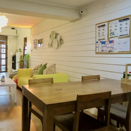Les Fleurs Bangkok Hostel Отели рядом с достопримечательностью «Посольский район»