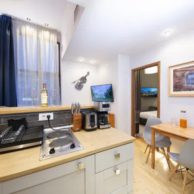 Cozy 1BR Athenaeum | Central | Balcony Views Hotels near Yeshoah Tova Synagogue