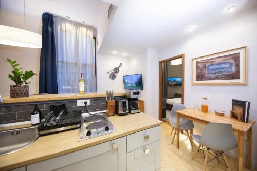 Cozy 1BR Athenaeum | Central | Balcony Views