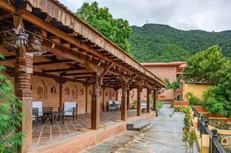 Jungle Mahal Wellness Resort Отели в г. Chandragiri