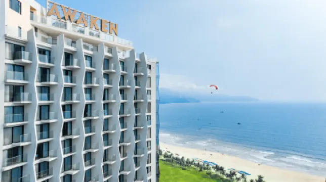 Awaken Danang Hotel Các khách sạn gần Nhà Vọng Cảnh