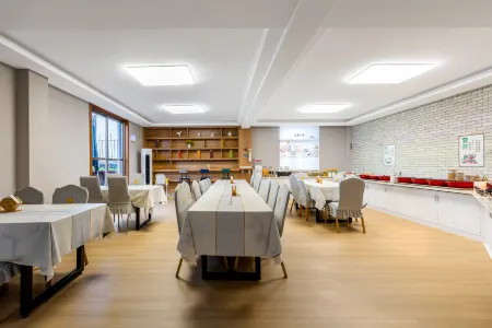 Borrman Hotel (Yongkang West Passenger Terminal Baolong Square)