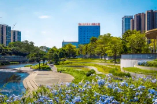 維也納酒店（深圳龍城萬科裏吉祥地鐵站店） 鄰近深圳紅立方-科技館的酒店