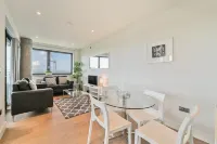Roomspace Apartments - Oasis Way - balcony