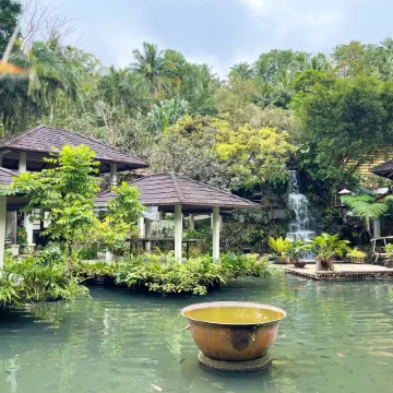 Kamayan sa Palaisdaan Hotel and Resort Quezon