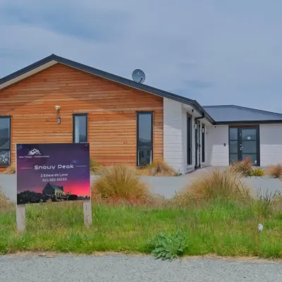 Snowy Peak Apartment Hotels near Tekapo Star Gazing
