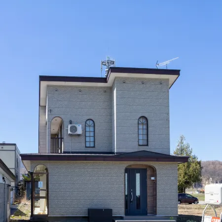 Newly refreshed stay near the airport, ski resorts, with a popular kids’ area and movie nights.