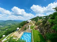 Guangde Shengjing Boya Luxury Tent Homestay - ที่มีสระว่ายน้ำ