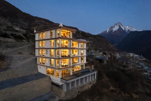 Cloudrest Moon Cliff Lodge