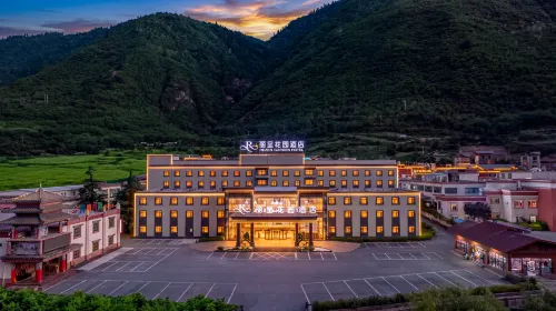 Rezen Garden Hotel  Jiuzhaigou - 5-Star