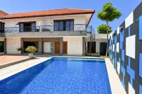 RedDoorz @ Putri Inn Homestay Sanur - Private Pools
