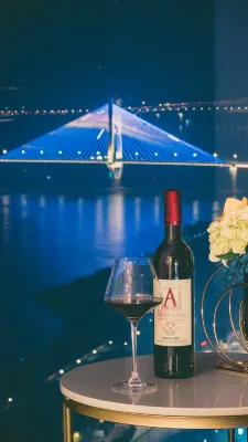 June Scenic Hotel (Wuhan Greenland International Financial City Wuchang Riverside Park)