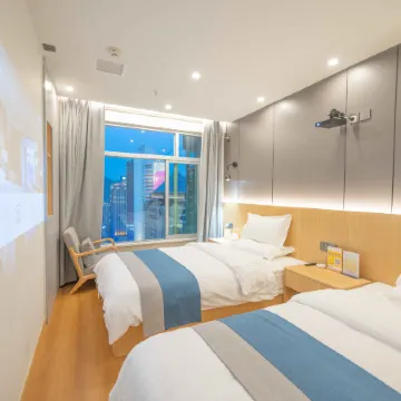 Chongyu Homestay (Jiefangbei Pedestrian Street Hong Ya Dong)