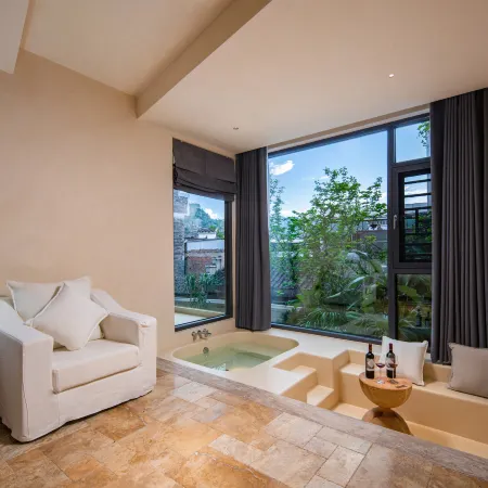 Shanheshi 360° Panoramic Skyview Guesthouse (Zhenyuan Ancient Town)