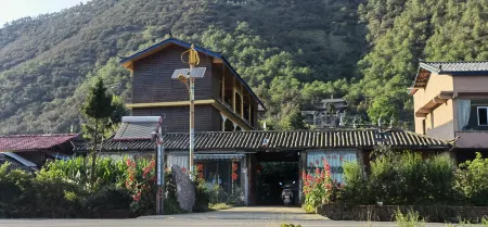 Luguhu Duoshe Inn Отели рядом с достопримечательностью «Zouhun Bridge (Walking Marriage Bridge)»