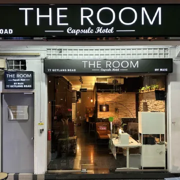 The Room Capsule Hotel Отели рядом с достопримечательностью «Каланг»