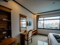 Sisombat Plaza Hotel Hotels near Green Discovery