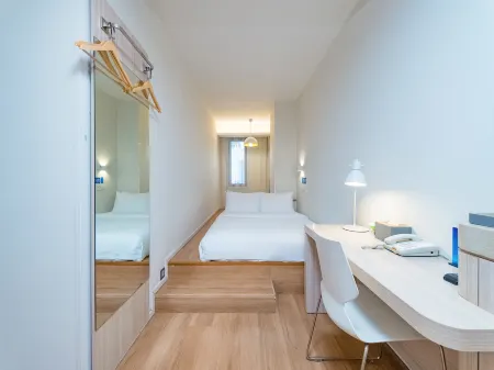 HanTing Hotel (Beijing West Railway Station North Square Center)