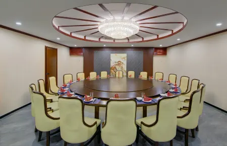 Hengsheng Zhonghui Hotel (Fugou Yifeng City Plaza)