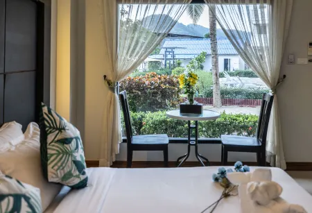 Blue Carina Hotel(Central Phuket) Отели рядом с достопримечательностью «Old Phuket Town»