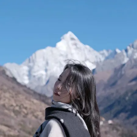 Siguniang Mountain Yangwangxingkong Snow Mountain Hotel[The best spot to view snow-capped mountains]