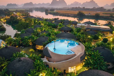 Chongzuo in the wild night set, see wild luxury Villa