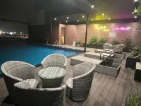 باراجون نوي باي هوتل آند بول - مسبح على السطح