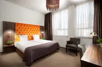 Hotel la Reine Hotels near Philips Stadium