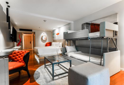 Radisson RED Phuket Patong Beach 루프탑 수영장