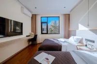 Junlan Elegant Residence Hotel (Erhai Park Branch near Dali High-speed Railway Station)
