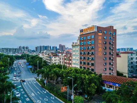 Yeste Hotel (Beiliu Passenger Transport Center) Отели в г. Бейлю