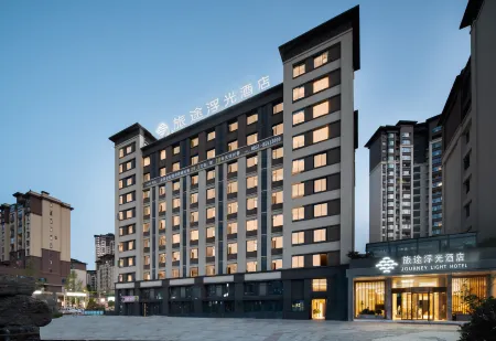 Three Thousand Lodge Hotel (China Railway Ecological City Yuelong International City Branch) Отели в г. Лунли