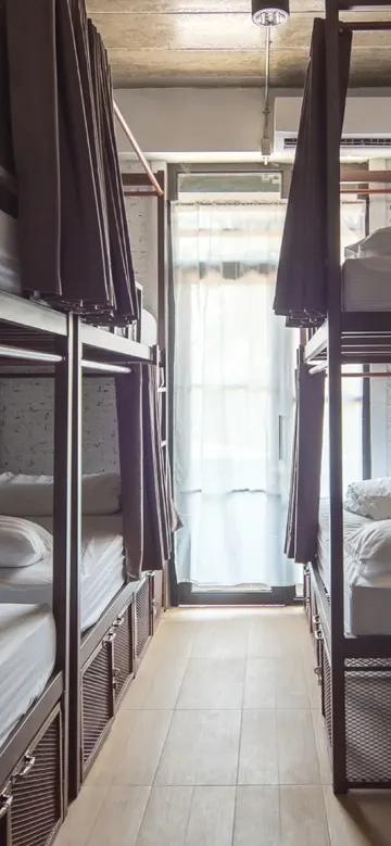 เตียงสองชั้นในห้องพักรวมชายหญิงที่ใช้ห้องน้ำร่วมกัน