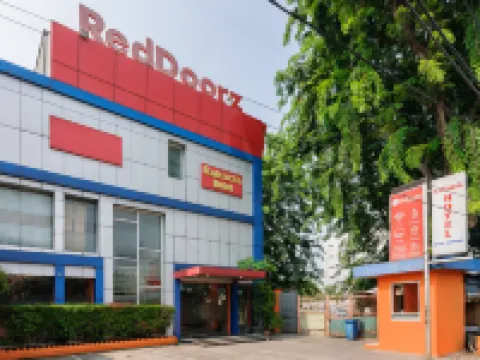 RedDoorz Plus @ Jalan Pemuda Jakarta Hotels near Al Azhar Grand Mosque