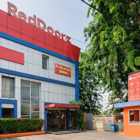 RedDoorz Plus @ Jalan Pemuda Jakarta