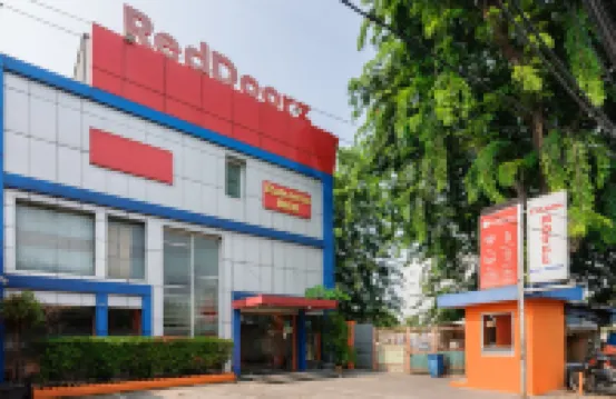 RedDoorz Plus @ Jalan Pemuda Jakarta Hotel dekat Hayat