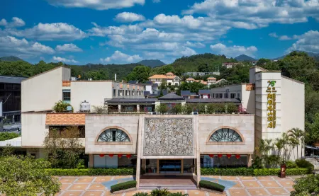 Freely Hover Hotel Отели в г. Синьсин