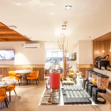 Oakwood PIK Jakarta Отели рядом с достопримечательностью «Торговый центр PIK Avenue»